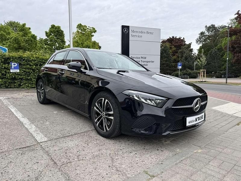 Kosmosschwarz metalliclack Gebraucht 2023 Mercedes A200 Progressive Limousine | 26.199 € (Fairer Preis) - Bild 1/4