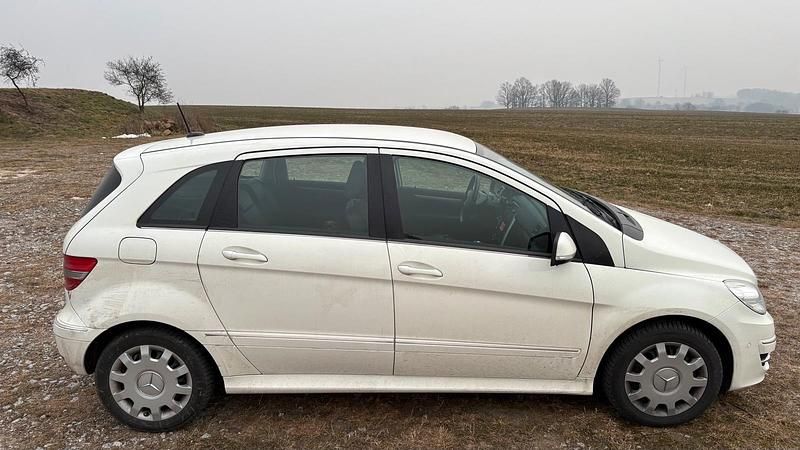 Gebraucht Mercedes B200 Sport Edition 140 PS (102 kW) 2011 Weiß Van / Kleinbus