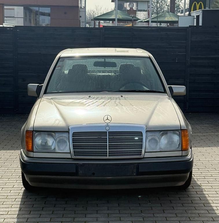 Gebraucht Mercedes E250 90 PS (66 kW) 1991 Grau Limousine