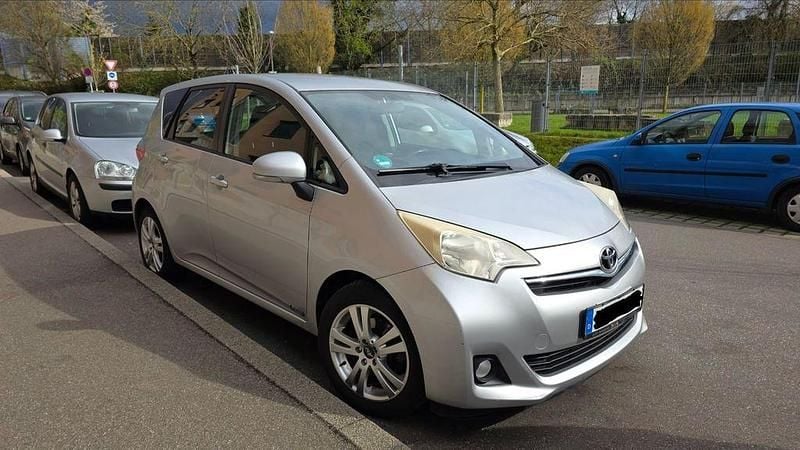 Gebraucht Toyota Verso-S 99 PS (72 kW) 2011 Silber Van / Kleinbus