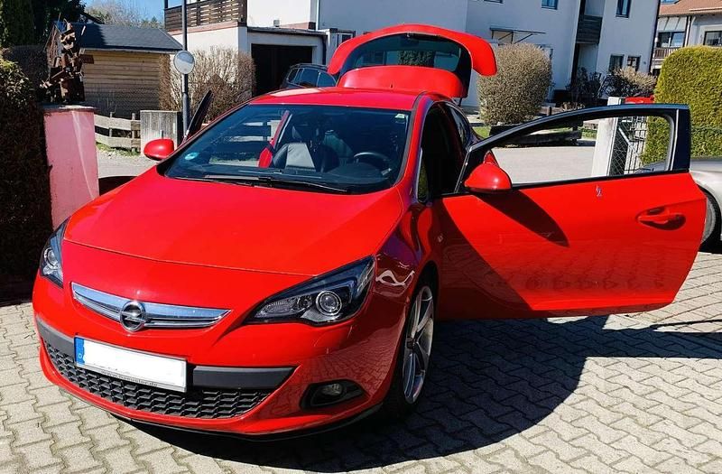 Gebraucht Opel Astra Innovation 179 PS (131 kW) 2011 Rot Coupé