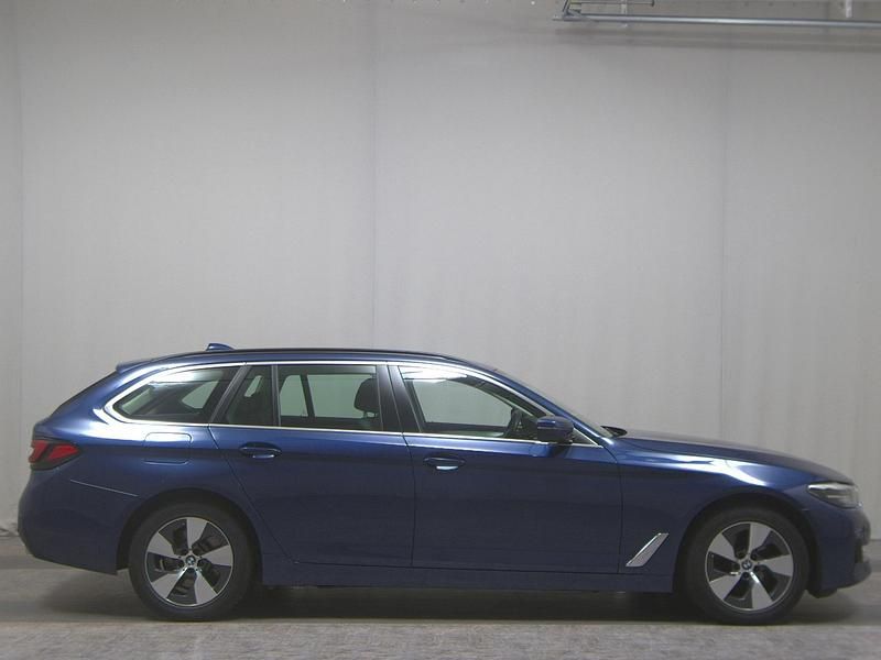 Blau Gebraucht 2022 BMW 520 Sport Line Kombi | 29.980 € (Superpreis) - Bild 1/4