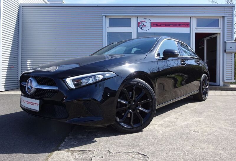 Kosmosschwarz metalliclack Gebraucht 2020 Mercedes A200 Limousine | 21.990 € (Fairer Preis) - Bild 1/4