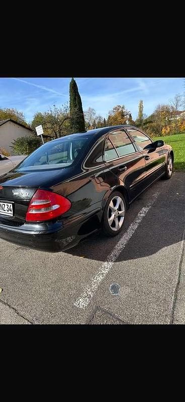 Second-hand Mercedes E220 150 CP (110 kW) 2004 Negru Berlinǎ