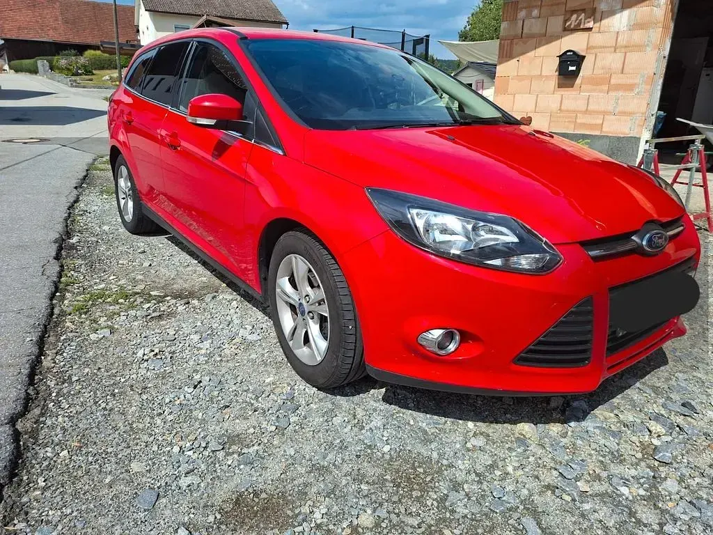 Gebraucht Ford Focus Titanium 125 PS (91 kW) 2012 Rot Limousine