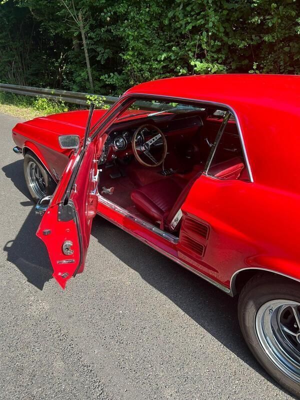 Rot Gebraucht 1967 Ford Mustang Coupé | 31.950 € - Bild 1/4