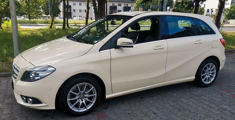 Gelb Gebraucht 2015 Mercedes B180 Van / Kleinbus | 8.499 € (Superpreis) - Bild 1/4