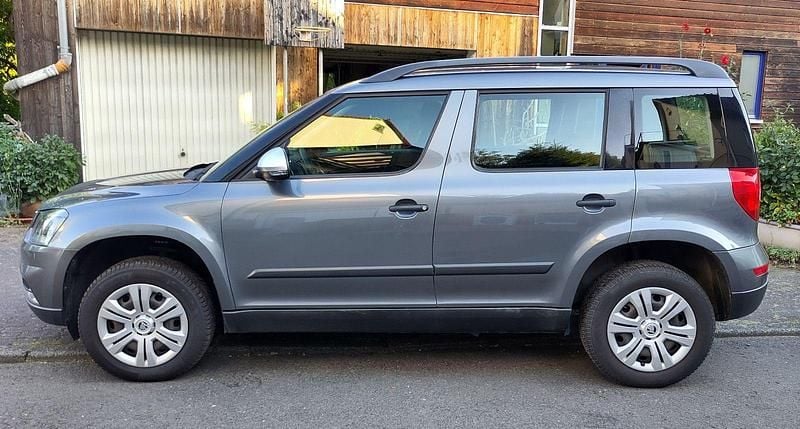 Usado Skoda Yeti Drive 110 HP (80 kW) 2017 Cinzento SUV