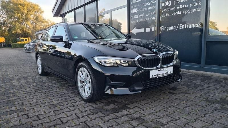 Schwarz ii/bonnet fluid black Gebraucht 2021 BMW 318 Kombi | 22.490 € (Superpreis) - Bild 1/4