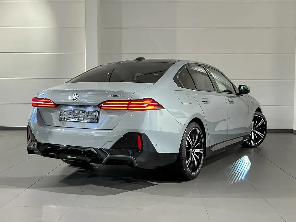 Gebraucht BMW i5 M Sport 250 kW (340 PS) 2024 Brooklyn grau metallic Limousine