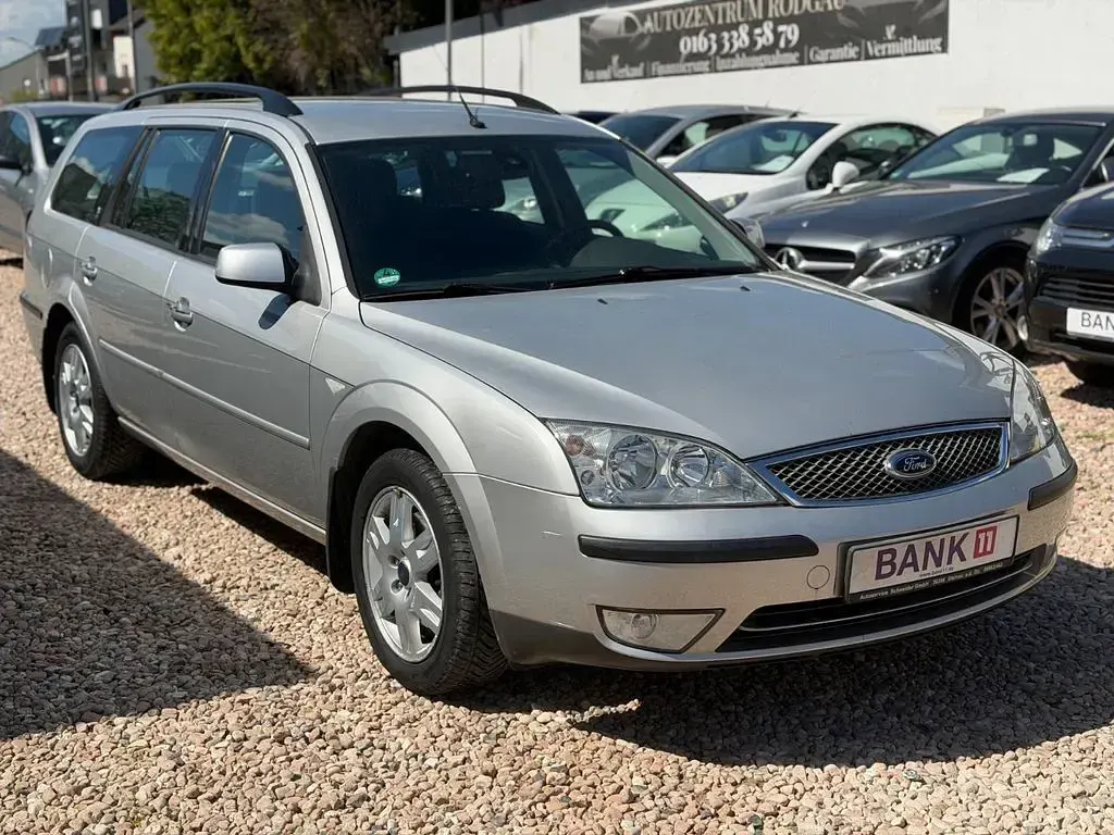 Usado Ford Mondeo Ghia 131 CV (96 kW) 2004 Plateado Berlina