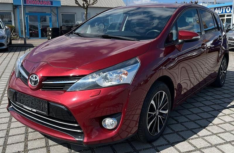 Gebraucht Toyota Verso Edition-S 132 PS (97 kW) 2017 Rot Van / Kleinbus
