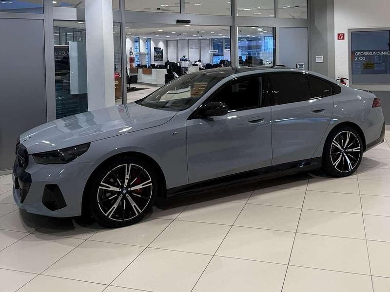 Grau Gebraucht 2024 BMW i5 Comfort Edition Limousine | 71.990 € (Superpreis) - Bild 1/4
