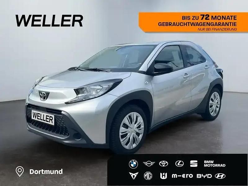 Silber Gebraucht 2022 Toyota Aygo X-play Kleinwagen | 13.790 € (Fairer Preis) - Bild 1/3
