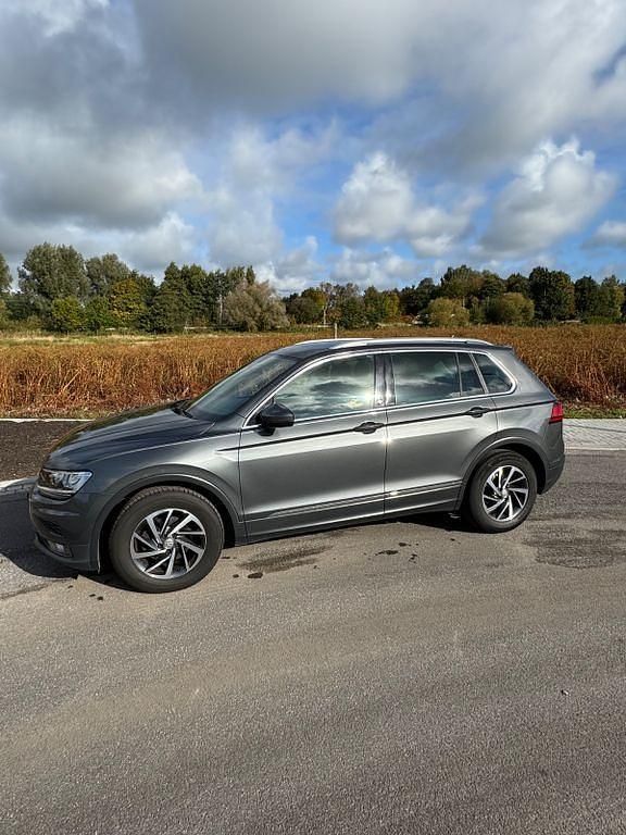 Grau Gebraucht 2017 VW Tiguan Sound SUV | 16.900 € (Fairer Preis) - Bild 1/4