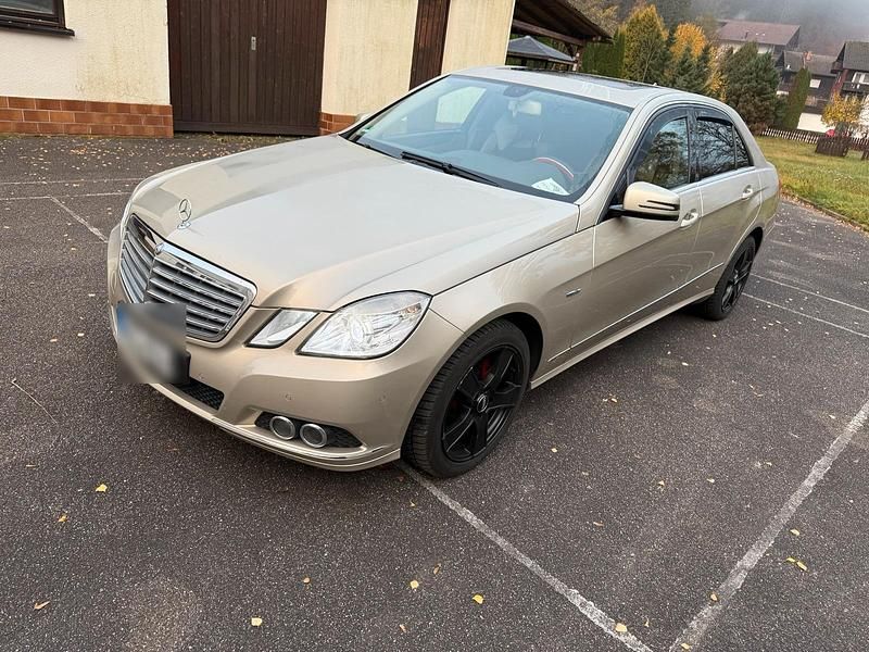 Gold Gebraucht 2010 Mercedes E200 Limousine | 9.499 € (Fairer Preis) - Bild 1/4