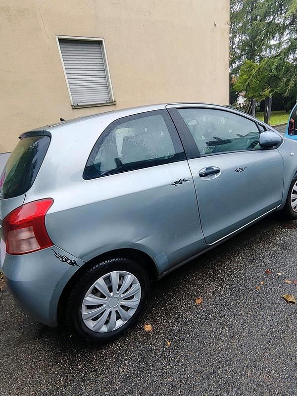Gebraucht Toyota Yaris 69 PS (50 kW) 2006 Silber Kleinwagen