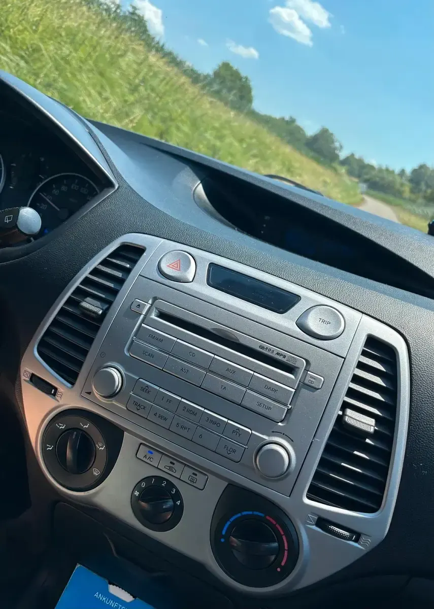 Gebraucht Hyundai i20 77 PS (56 kW) 2012 Schwarz Kleinwagen