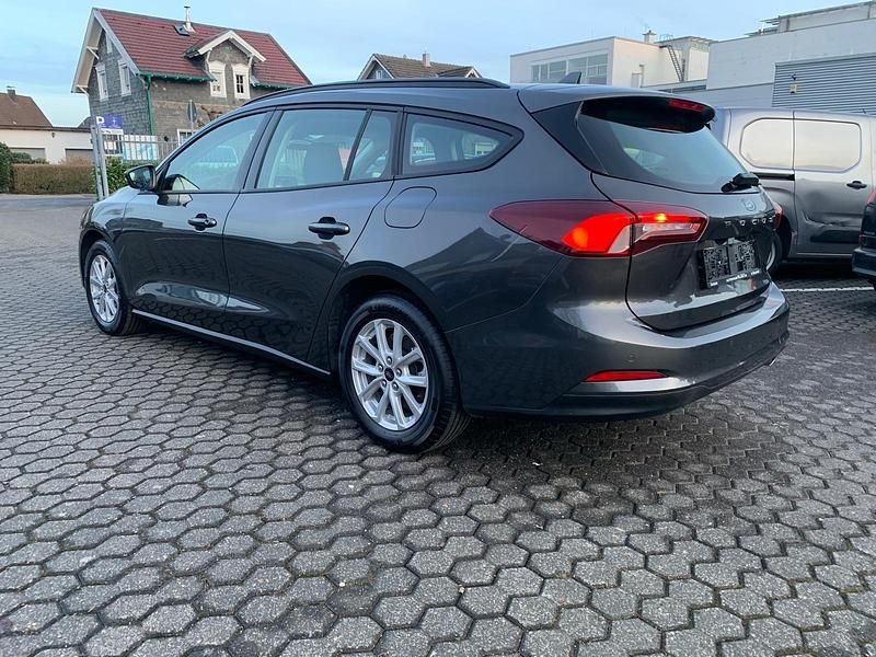 Gebraucht Ford Focus 101 PS (74 kW) 2022 Grau Kombi