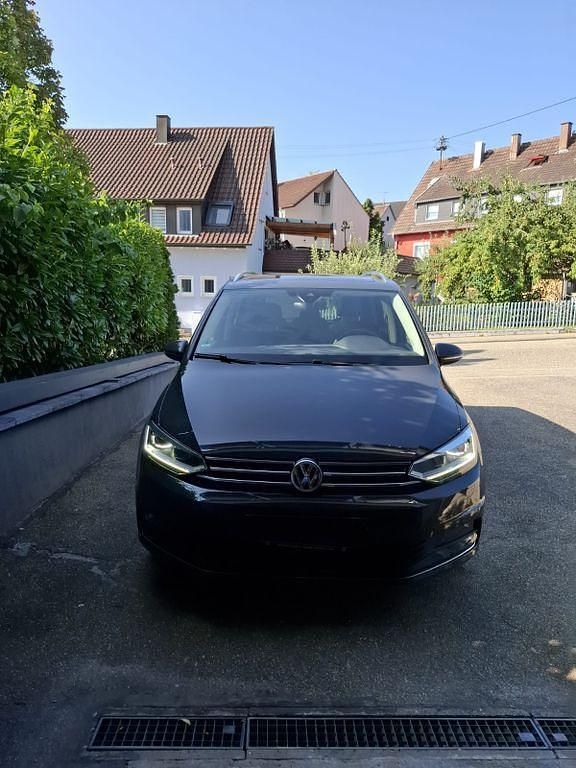 Grau Gebraucht 2018 VW Touran Highline Van / Kleinbus | 20.700 € (Fairer Preis) - Bild 1/4
