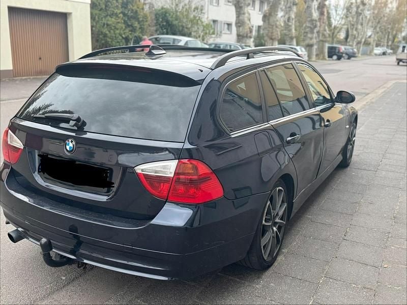 Gebraucht BMW 320 163 PS (119 kW) 2007 Blau Kombi