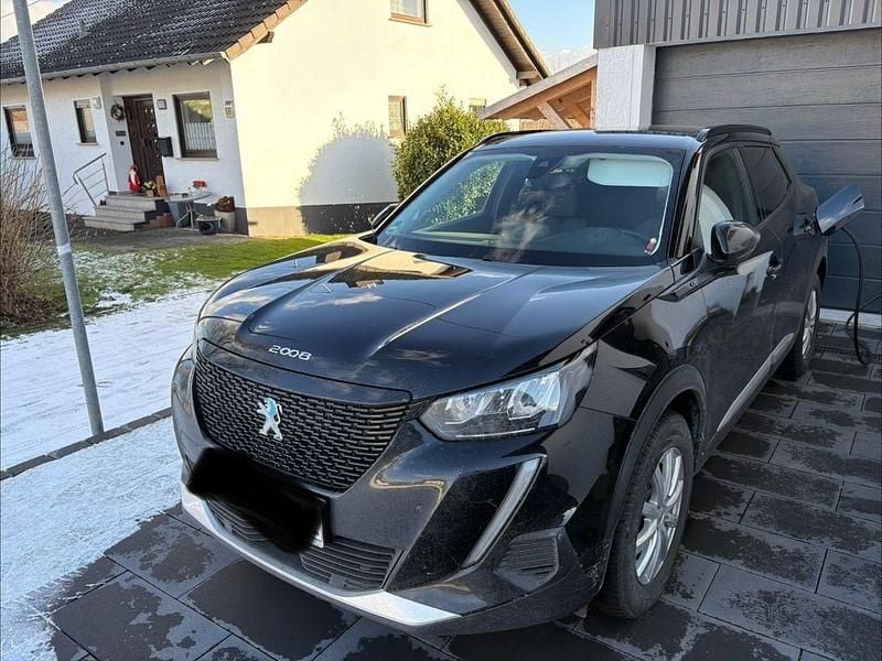 Schwarz Gebraucht 2021 Peugeot 2008 Allure SUV | 13.700 € (Superpreis) - Bild 1/4