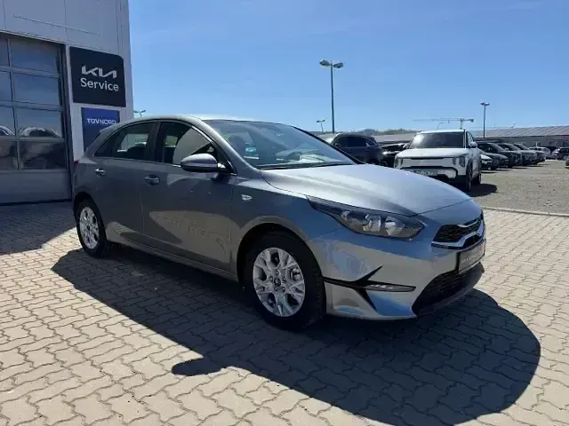 Neu Kia Ceed Comfort 140 PS (102 kW) 2026 Silber Kleinwagen