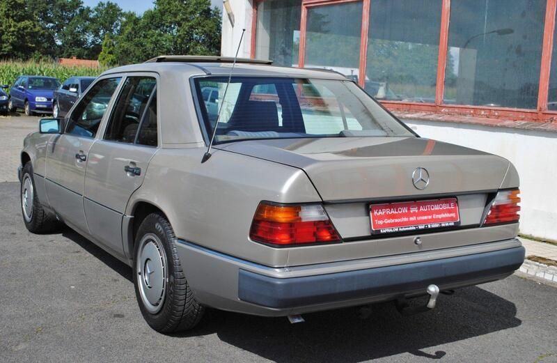 Second-hand Mercedes E200 118 CP (86 kW) 1989 Gri Berlinǎ