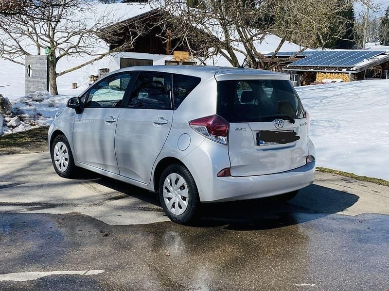 Gebraucht Toyota Verso-S Multidrive S 99 PS (72 kW) 2015 Silber Van / Kleinbus