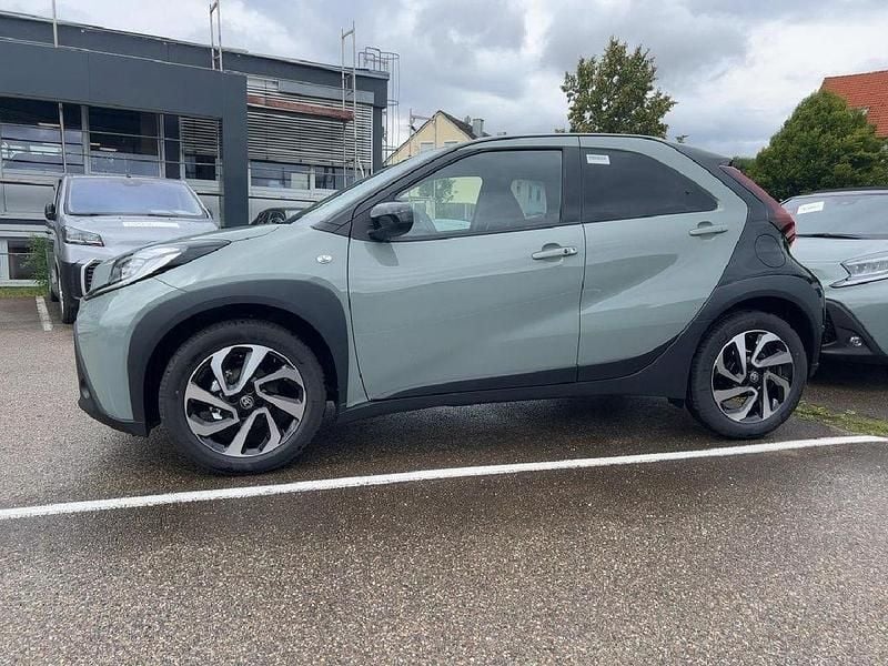 Neu Toyota Aygo X Comfort 72 PS (52 kW) 2025 Urban khaki (6x3)/ black mica (2 SUV