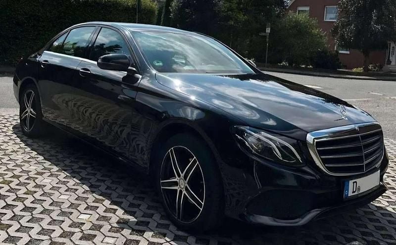 Gebraucht Mercedes E220 194 PS (142 kW) 2017 Schwarz Limousine