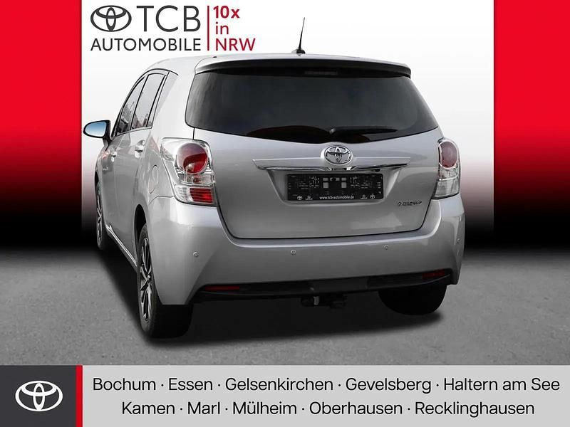 Gebraucht Toyota Verso Executive 148 PS (108 kW) 2017 Platinsilber metallic Van / Kleinbus