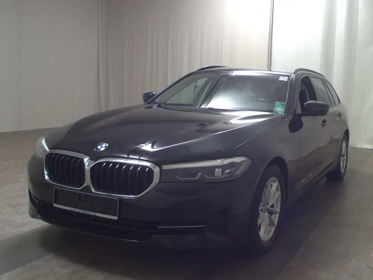 Gebraucht BMW 520 Performance 190 PS (139 kW) 2023 Schwarz Kombi