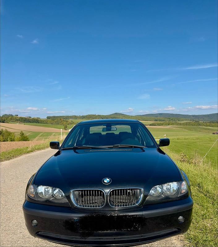 Schwarz Gebraucht 2004 BMW 318 Limousine | 2.000 € (Fairer Preis) - Bild 1/4