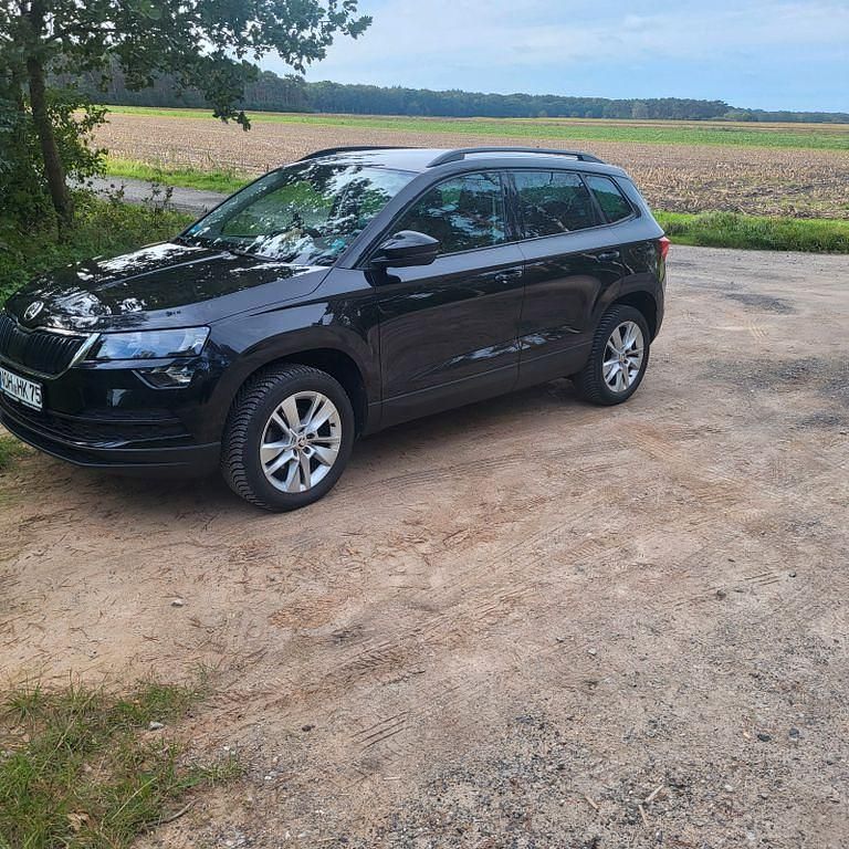 Schwarz Gebraucht 2021 Skoda Karoq Ambition SUV | 19.600 € (Superpreis) - Bild 1/4