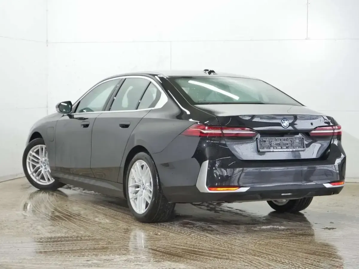 Gebraucht BMW 530e Comfort Edition 299 PS (219 kW) 2024 Saphirschwarz metallic Limousine