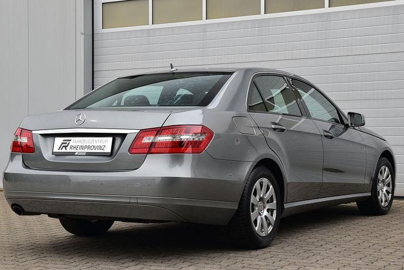 Second-hand Mercedes E250 204 CP (150 kW) 2010 Argintiu Berlinǎ
