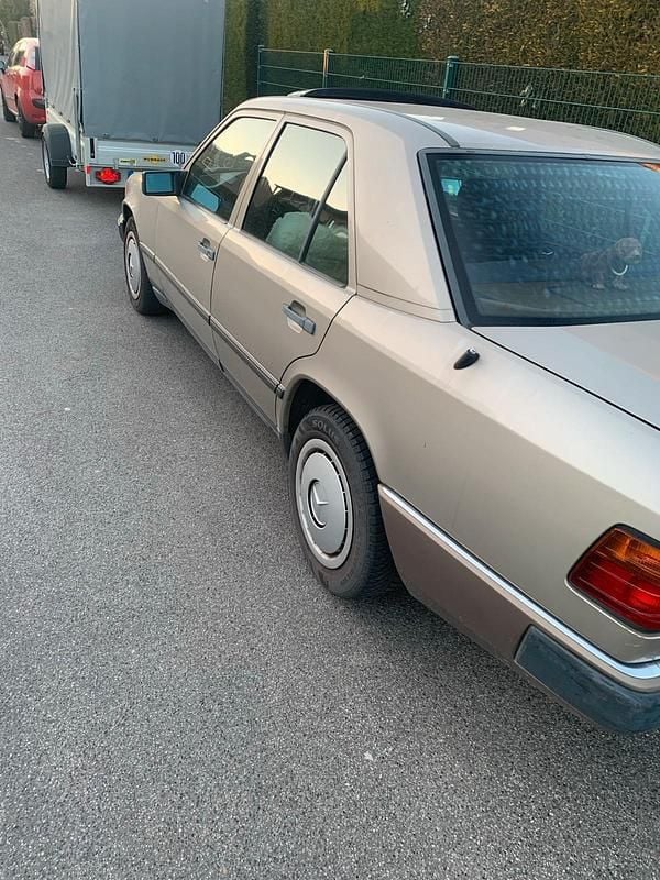 Second-hand Mercedes E230 1988 Berlinǎ