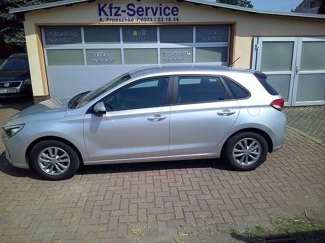 Silber Gebraucht 2017 Hyundai i30 Limousine | 10.290 € (Guter Preis) - Bild 1/4
