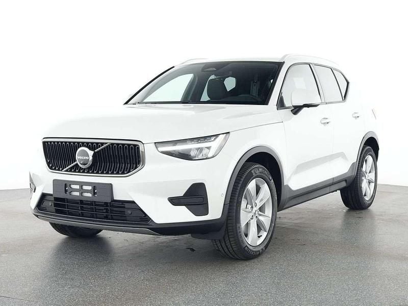 Crystal white / metallic Gebraucht 2025 Volvo XC40 Core SUV | 32.650 € (Superpreis) - Bild 1/4