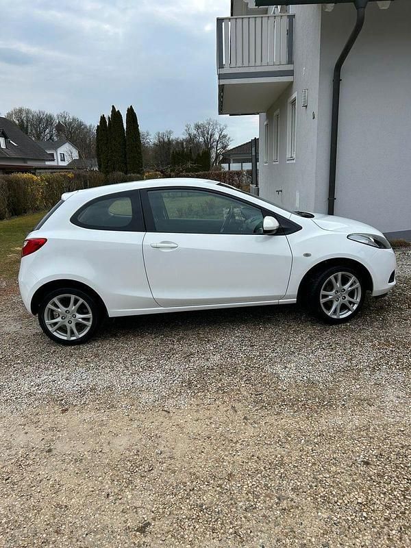 Gebraucht Mazda 2 Inclusive 86 PS (63 kW) 2009 Weiß Kleinwagen