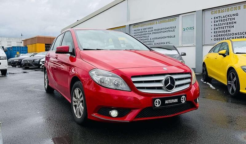 Gebraucht Mercedes B180 109 PS (80 kW) 2012 Rot Van / Kleinbus