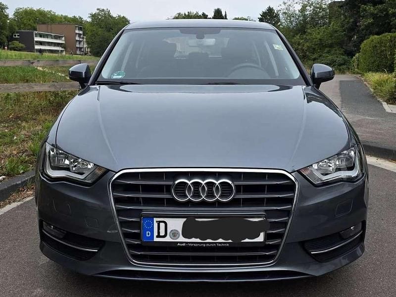 Grau Gebraucht 2015 Audi A3 Sportback Attraction Kleinwagen | 14.500 € (Fairer Preis) - Bild 1/4
