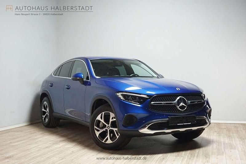 Spektralblau metallic (metallic) Gebraucht 2024 Mercedes GLC300e Coupé | 59.990 € (Superpreis) - Bild 1/3