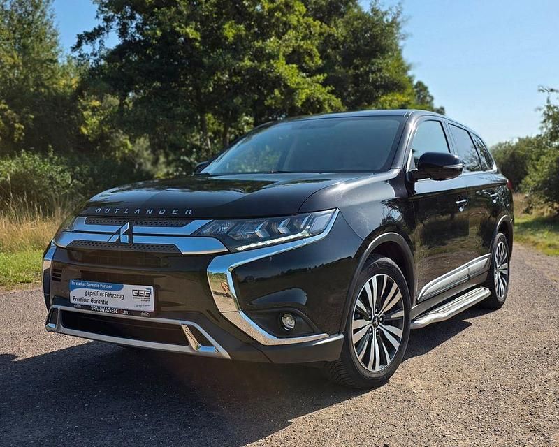 Schwarz Gebraucht 2020 Mitsubishi Outlander Diamant Edition SUV | 23.990 € (Etwas zu teuer) - Bild 1/4