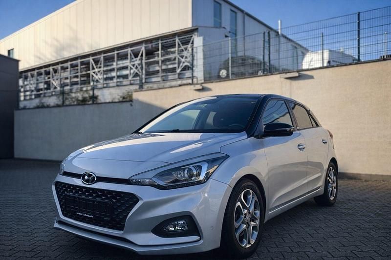 Gebraucht Hyundai i20 Advantage 101 PS (74 kW) 2020 Silber Kleinwagen