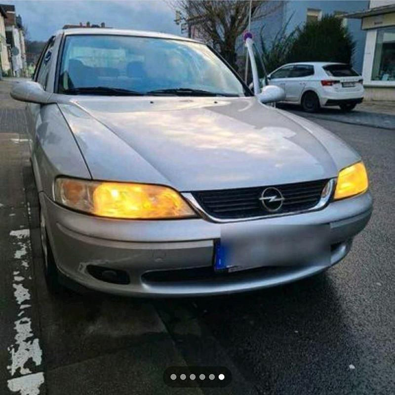 Grau Gebraucht 1998 Opel Vectra Limousine | 1.500 € (Fairer Preis) - Bild 1/4
