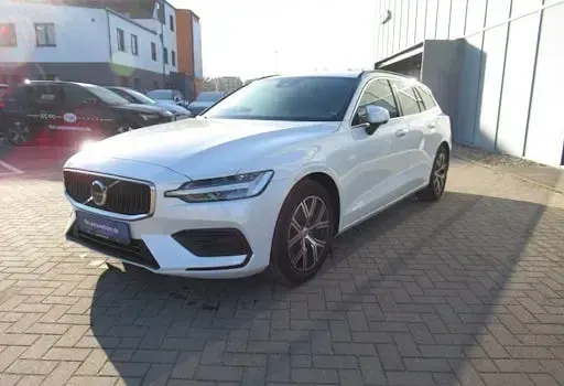 Używany Volvo V60 Core 163 KM (119 kW) 2024 Biały Kombi