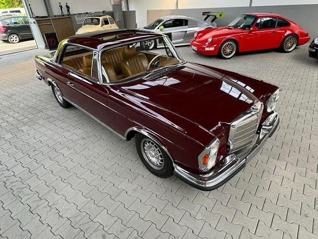 Rot Gebraucht 1969 Mercedes W111 Coupé | 46.900 € - Bild 1/4