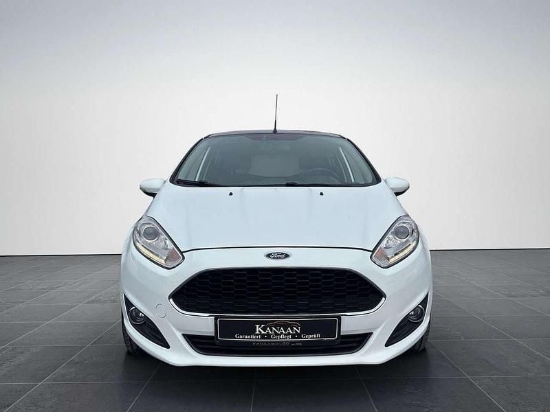 Gebraucht Ford Fiesta Celebration 80 PS (58 kW) 2017 Weiß Kleinwagen